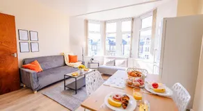 Spacious Modern & High Ceiling One Bedroom Apartment - Image 4