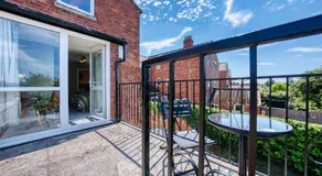 5-Bed Luxury Manor, Games Room, Off road parking & Stylish interiors, Central Gloucester, Cotswolds - Sleeps up to 12 Great for Groups! by Blue Puffin Stays - Image 4