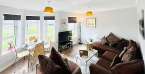 Luxurious & Modern Apartment - Image 3