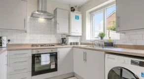Quiet 3 Bed Home - Near QMC and Uni - Free Parking - Image 3