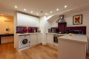 Cosy & Bright 2 Bedroom Apartment in Newbury Town Centre - SLEEPS 7 - Image 5