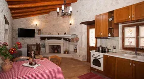 Ariadne Traditional Home - Image 2