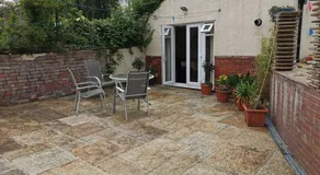 Private garden apartment with secure parking - Image 5