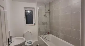 Modern 2BR House Sleeps 5 Free Parking Contractor Friendly Van parking - Image 2
