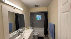 Cozy Private Queen Room Commercial Broadway - Image 2