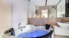 Luxury Boutique City Center Apartments - Image 3