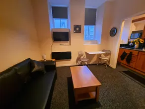 Nicky-Tams Bar & Apartments - Image 4