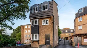 COZY 3 Bed House With Garden & Parking in Rochester, Kent Mins to Train Station, WiFi - Image 3