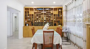Spacious 4BR House for 10 Guests Free Parking Near Olympic Park - Image 5