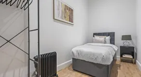 Coulsdon Grand - Sleeps 8 - 5 BR - Free Parking - Image 2
