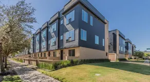 Stunning Townhome Near Uptown - Image 5