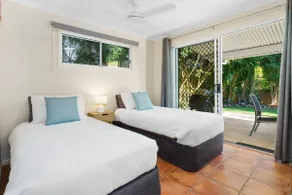 Peace within the palms, Castaways Beach - Image 2