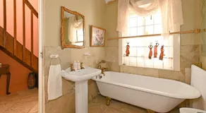 Mawethu on Mead Guesthome with Covered pool and Garden - Image 2