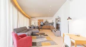 Large apartment with pool - Image 2