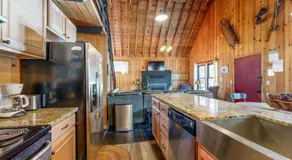 Dog-friendly waterfront cabin with lake views & access - close to slopes - Image 5
