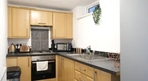 Central BEDFORD CONTRACTOR Stay - Free Parking & Garden! - Image 2