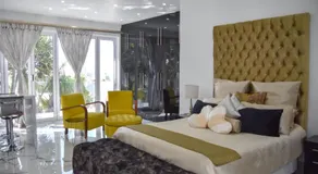 Posh Spot on the beachfront strictly bookings of 4 or 5 guests - Image 2