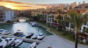Apartamento con terraza sobre La Marina de Sotogrande - Image 2