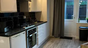 Gatwick 1 Bed Flat With Parking and Garden - Image 4