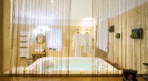 LE PRIEURE - Suites romantiques spa privatif, piscine, jardin, massages proche de Toulouse - Image 3