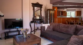 Elegant 3BR Seaside Home with Great View - Image 2