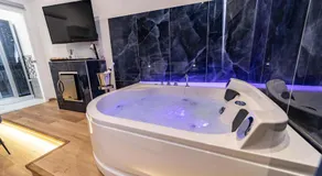 Maximum Suite & Spa - Image 3