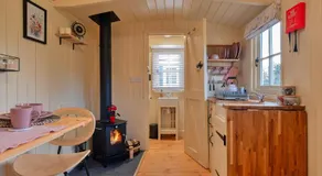 Finest Retreats - The Flower Hut - Image 3
