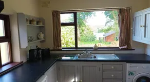 Sea View 1-Bed Cottage Sleeps 2 w Private Garden - Image 5
