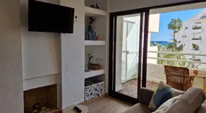 En primera línea de playa con piscina - Image 2
