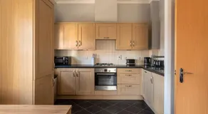 2BR 2BA Apartment - Emperor Beds - Free Parking - Near LGW Airport - Image 4