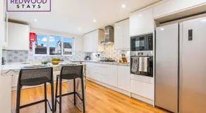 BRAND NEW! Spacious & Modern Serviced Home - 3x Free Parking - by Redwood Stays - Image 5