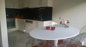 Marginal Luminous Beach Apartment - Image 4