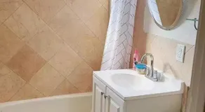 Pretty bedroom with shared bathroom - Image 3