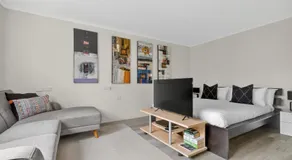 Central Studio with Pool, Gym Access 2mins Walk Beach - Image 2