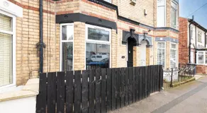 Hull Newland Avenue Group Stay 4BR TVs in All Rooms Vibrant - Cafes Restaurant Hull Uni - Image 3