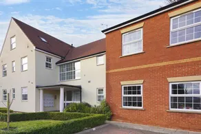 Stylish Flat • City Centre • Sleep 5 • Free Parking • Fast Wifi • Smart TV • Yoko Property - Image 5