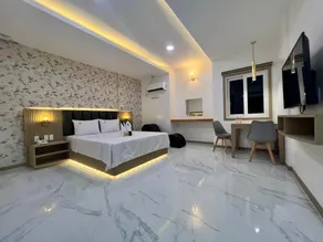 Honey Hotel - Image 2