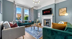 5-Bed Luxury Manor, Games Room, Off road parking & Stylish interiors, Central Gloucester, Cotswolds - Sleeps up to 12 Great for Groups! by Blue Puffin Stays - Image 2