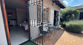 8 Ibis Lane Guest House - Image 4