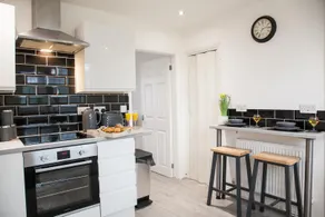 Knutton house|Stylish & Modern|Contractor stays - Image 3
