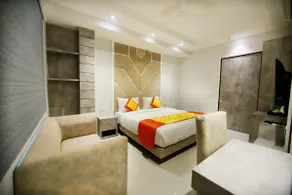 Room With Sofa and Smart TV Near Aerocity - Image 2