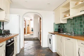 The Heart of Jericho - Bright & Central 2BDR Home with Garden - Image 2