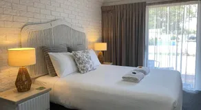 Beachmere Palms Motel - Image 2