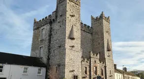Ardee Retreat - Sleeps 6, Group Stays, Garden, Walk to Town - Image 1
