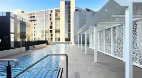 Luxurious Cozy 1-Bed FREE Carpark Gym Pool & Spa - Image 3