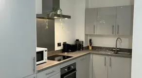Modern 2BR Sleeps 4 Easy Access to City Centre - Image 2