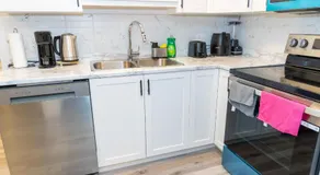 Luxury One Bedroom Private Apartment just 7 minutes from the Airport - Image 5