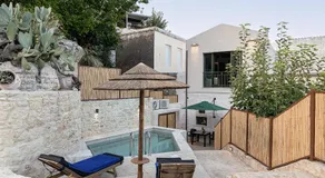 Luxury love nest with hot tub & heated pool - Image 5