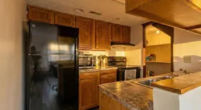 3BR Townhouse with Free Parking Near Downtown Ohio - Image 3