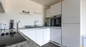 Cosy 1 bed near peaceful canal By Valore Property Services - Image 5